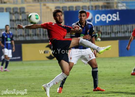 لاعب النصر يحاول إبعاد الكرة عن تريزيجيه -اليوم السابع -5 -2015